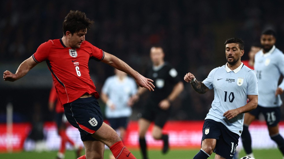 Amistoso entre Inglaterra, realizado em 27 de março; mais um jogo entre duas seleções patrocinadas pela Nike, onde os pequenos'relevos' nos ombros são perceptíveis — Foto: AFP