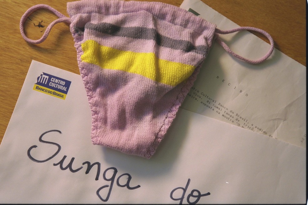 The knitted thong worn by Gabeira was kept in a safe at the CCBB — Photo: Marizilda Cruppe/30-07-1999