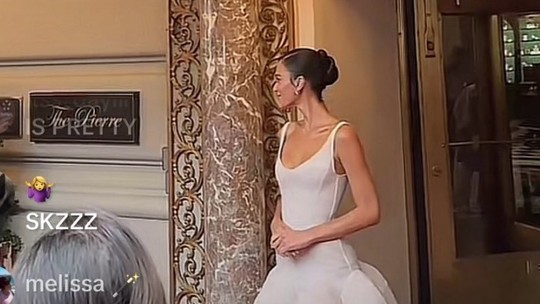 Bruna Marquezine opta por vestido longo branco para estreia no MET Gala 2024
