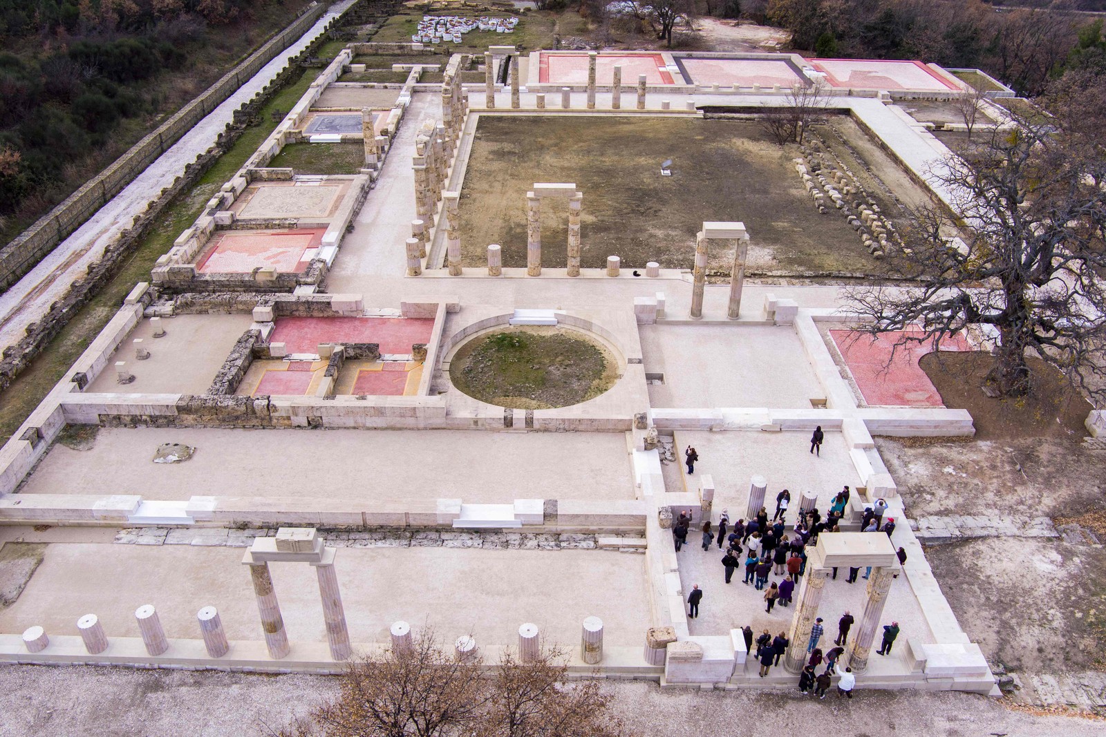 Visão aérea mostra o que restou do palácio de pai de Alexandra, o Grande, na Grécia — Foto: AFP