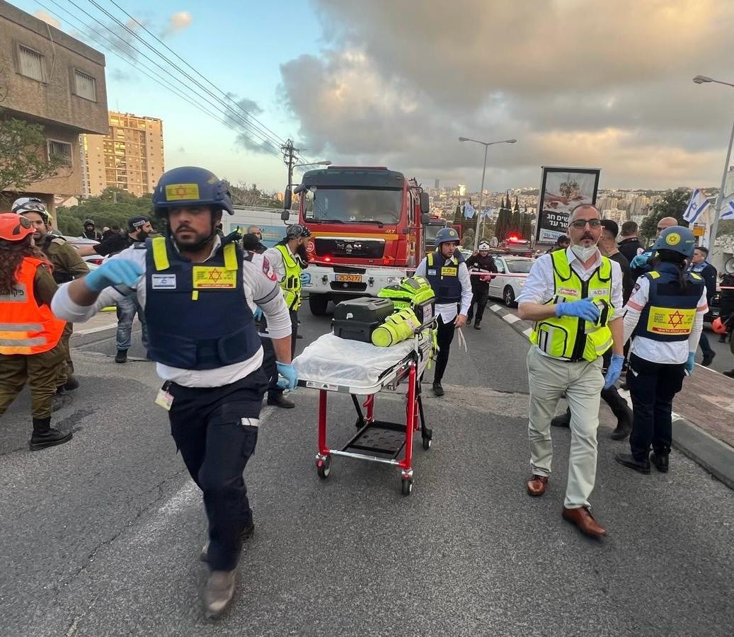 Míssil iraniano atinge prédio residencial na terceira maior cidade de Israel