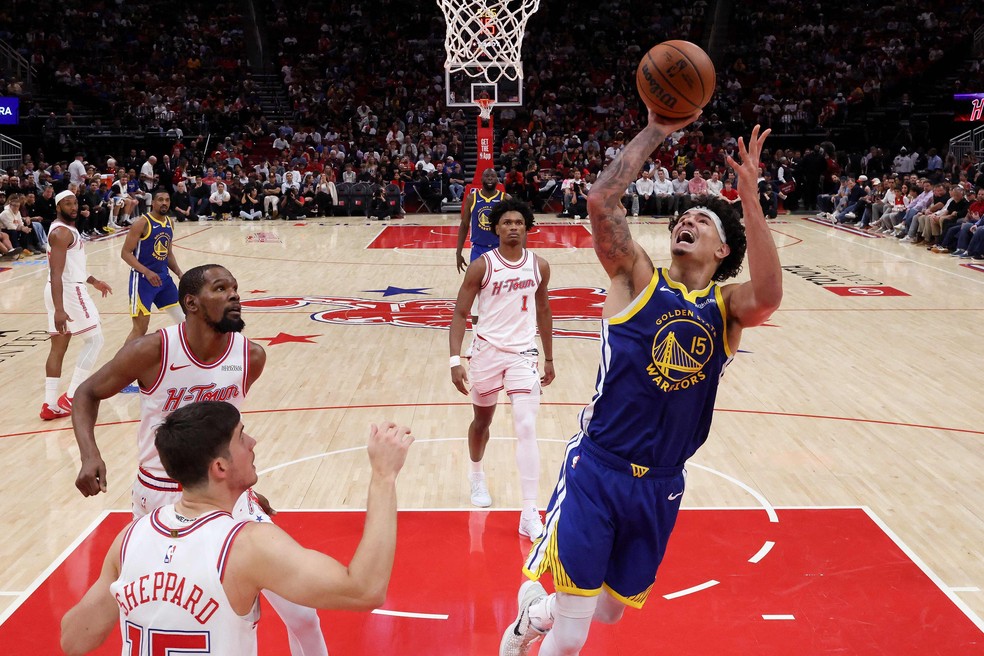 Gui Santos, do Golden State Warriors, faz bandeja diante de Reed Sheppard e Kevin Durant, do Houston Rockets — Foto: Tim Warner / AFP