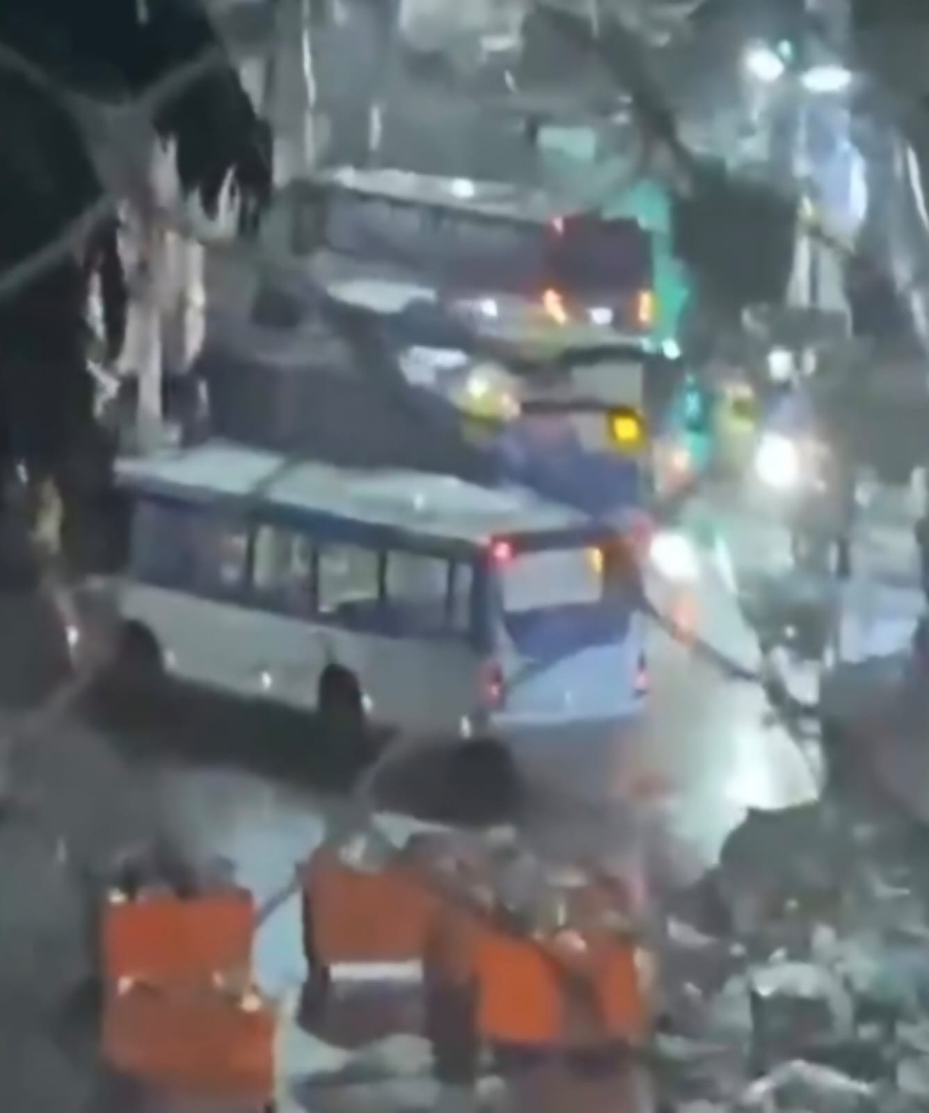 Bandidos sequestram ônibus e provocam confrontos em Copacabana