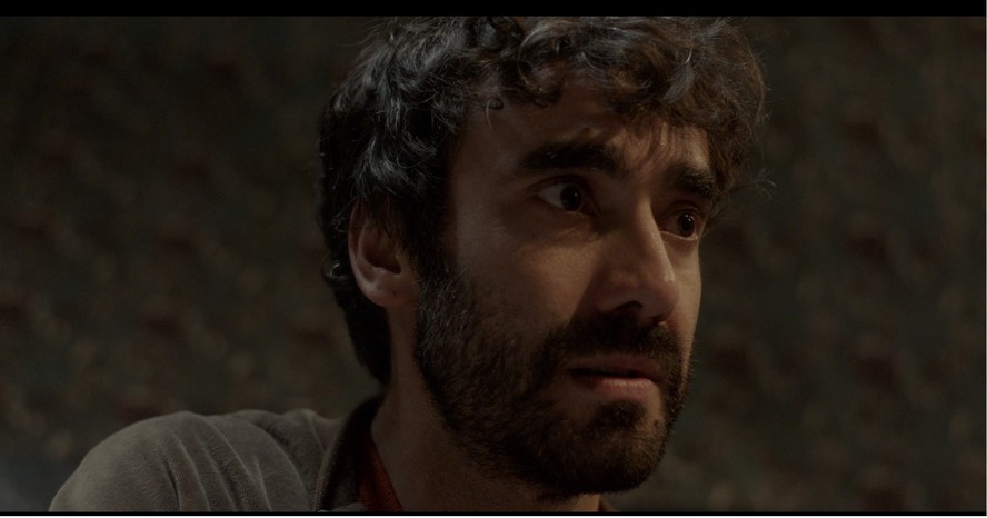 Gabriel Godoy aparece em cena de 'As Vitrines',  da diretora e roteirista Flavia Castro