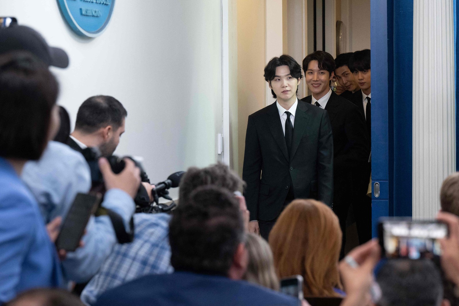 Suga, J-Hope, Jin e RM, do BTS, se preparam para entrar na sala de conferência de imprensa da Casa Branca — Foto: SAUL LOEB / AFP