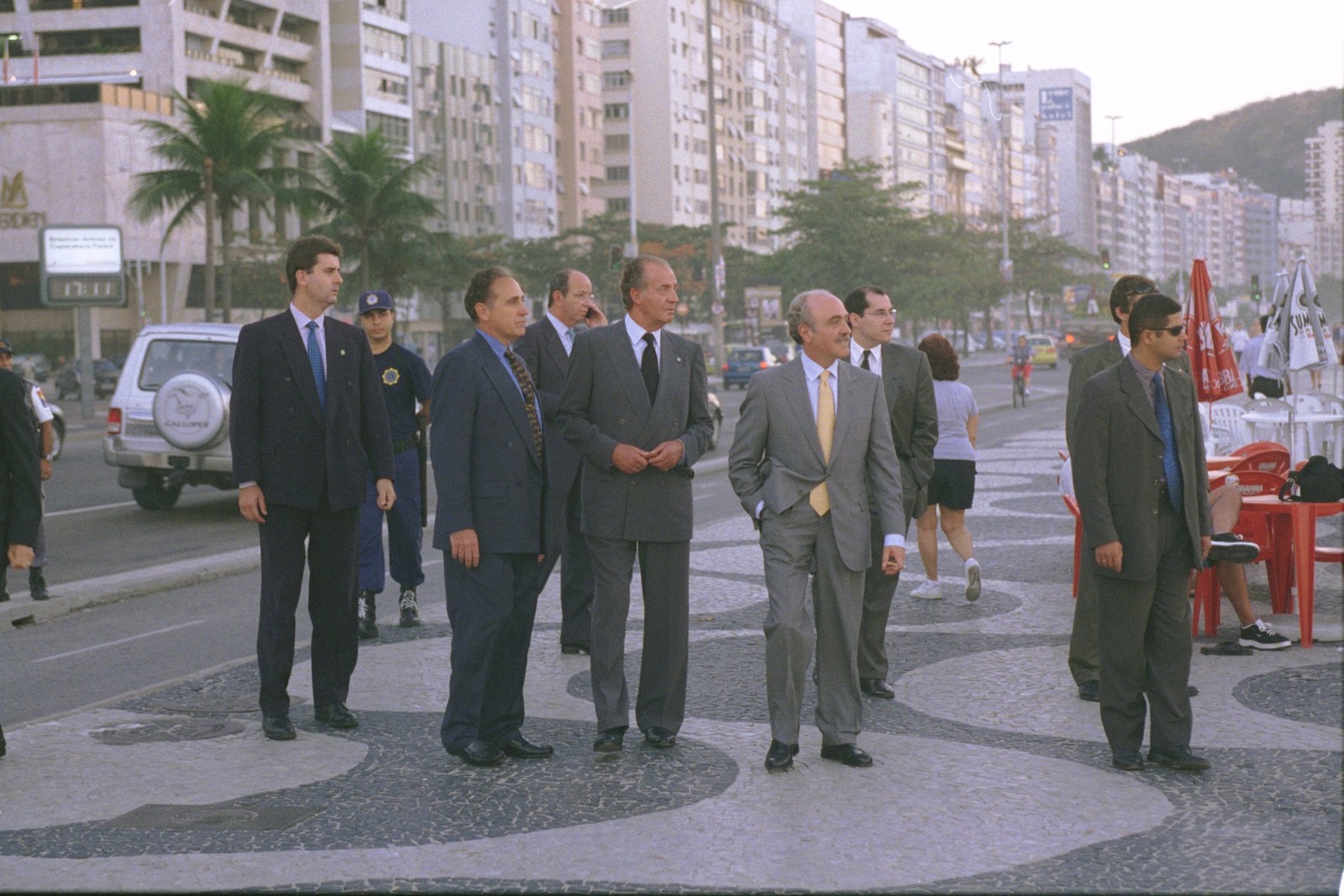 O rei da Espanha Juan Carlos passeia pelas ruas e calçadão de Copacabana — Foto: Gabriel de Paiva / Agência O Globo