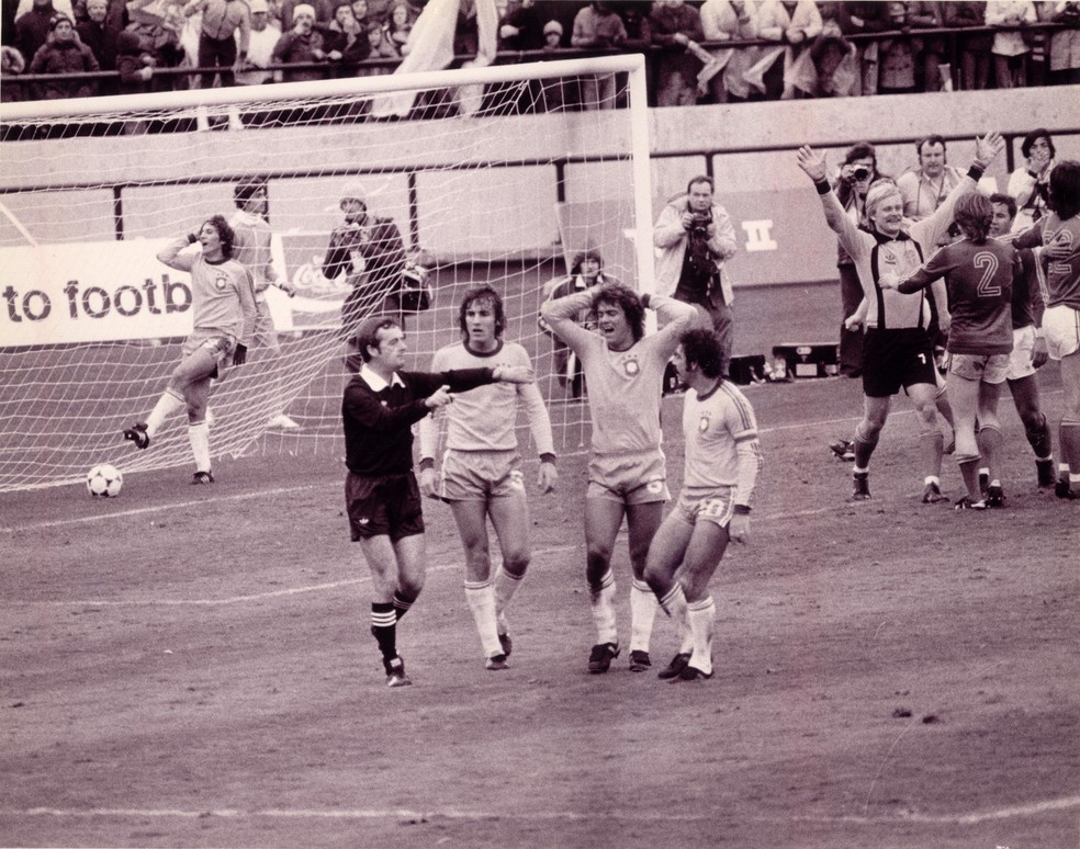 Gol do Real Madrid anulado no final do jogo lembra lance de Zico na