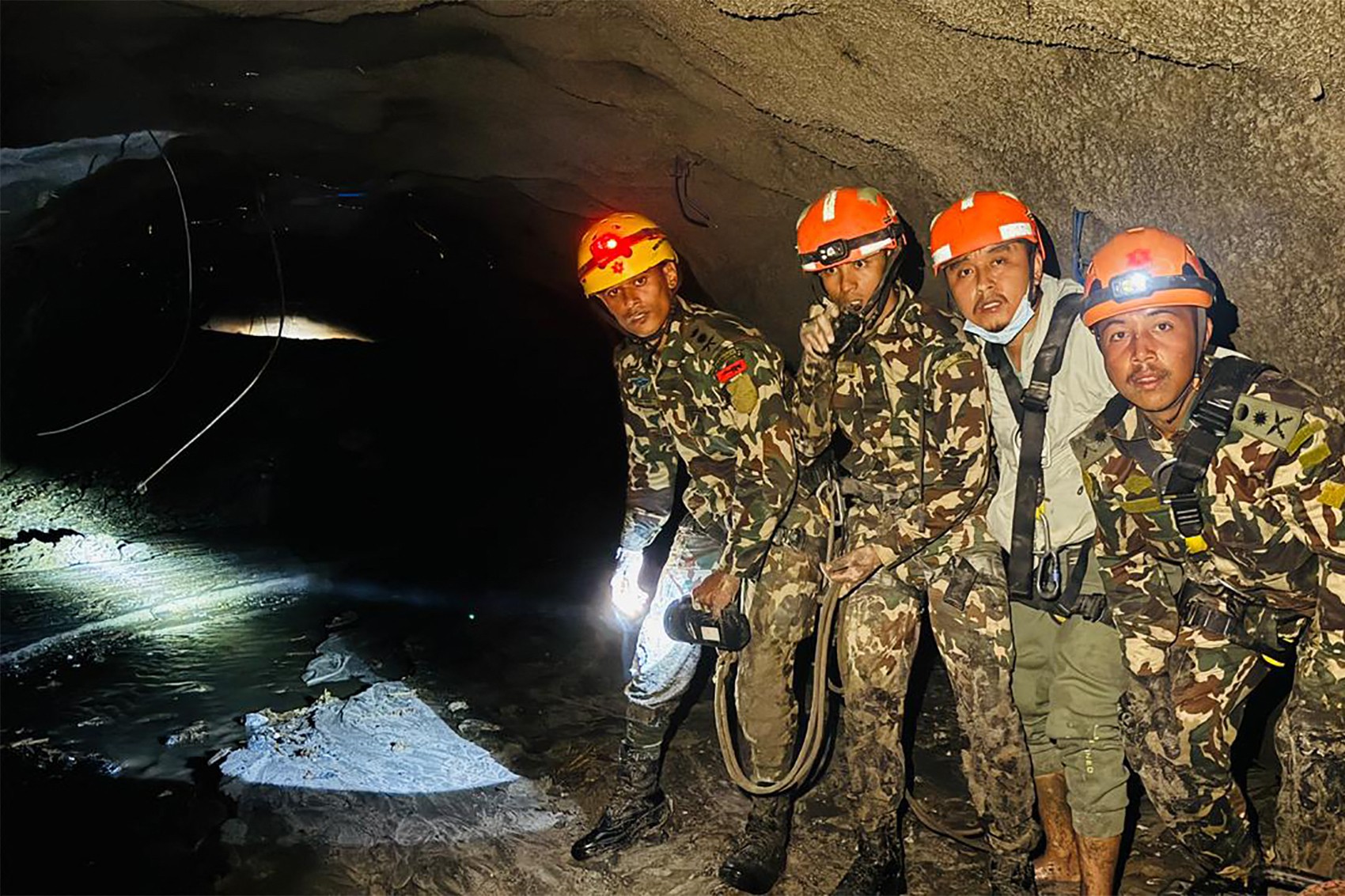 Equipes de resgate no Nepal realizam detonação controlada para tentar localizar 933 desaparecidos em túnel - QTU Questões do Universo