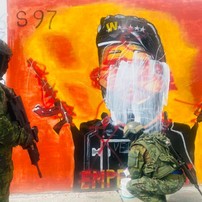 Policiais borram painel de cadeia com ilustração do narcotraficante Fito — Foto: Reprodução