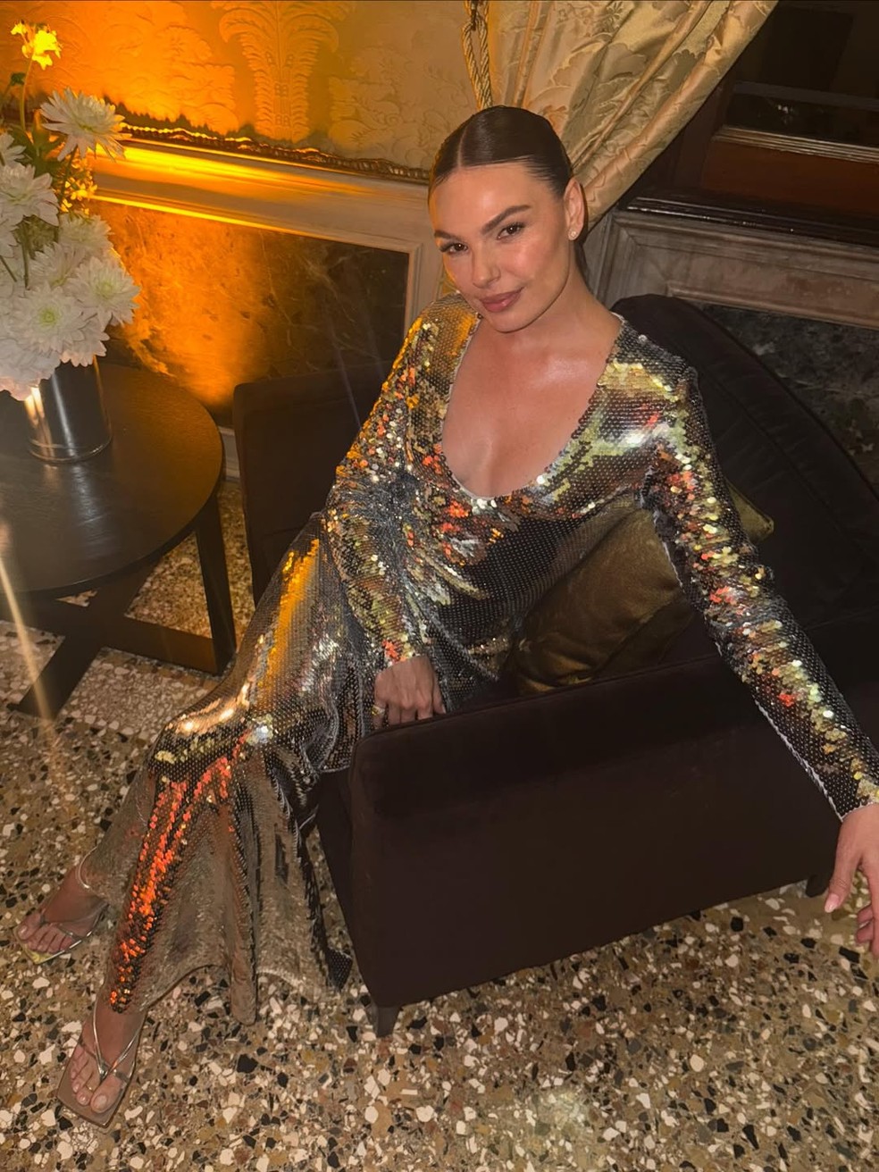 Detalhe do vestido durante a festa do Golden Globes — Foto: Reprodução/Instagram