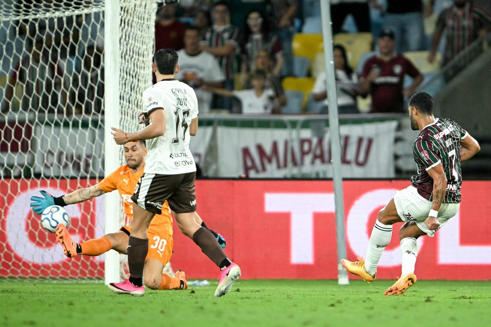 Hulk fez um dos gols do Fluminense na vitória sobre a Platense — Foto: MAURO PIMENTEL / AFP