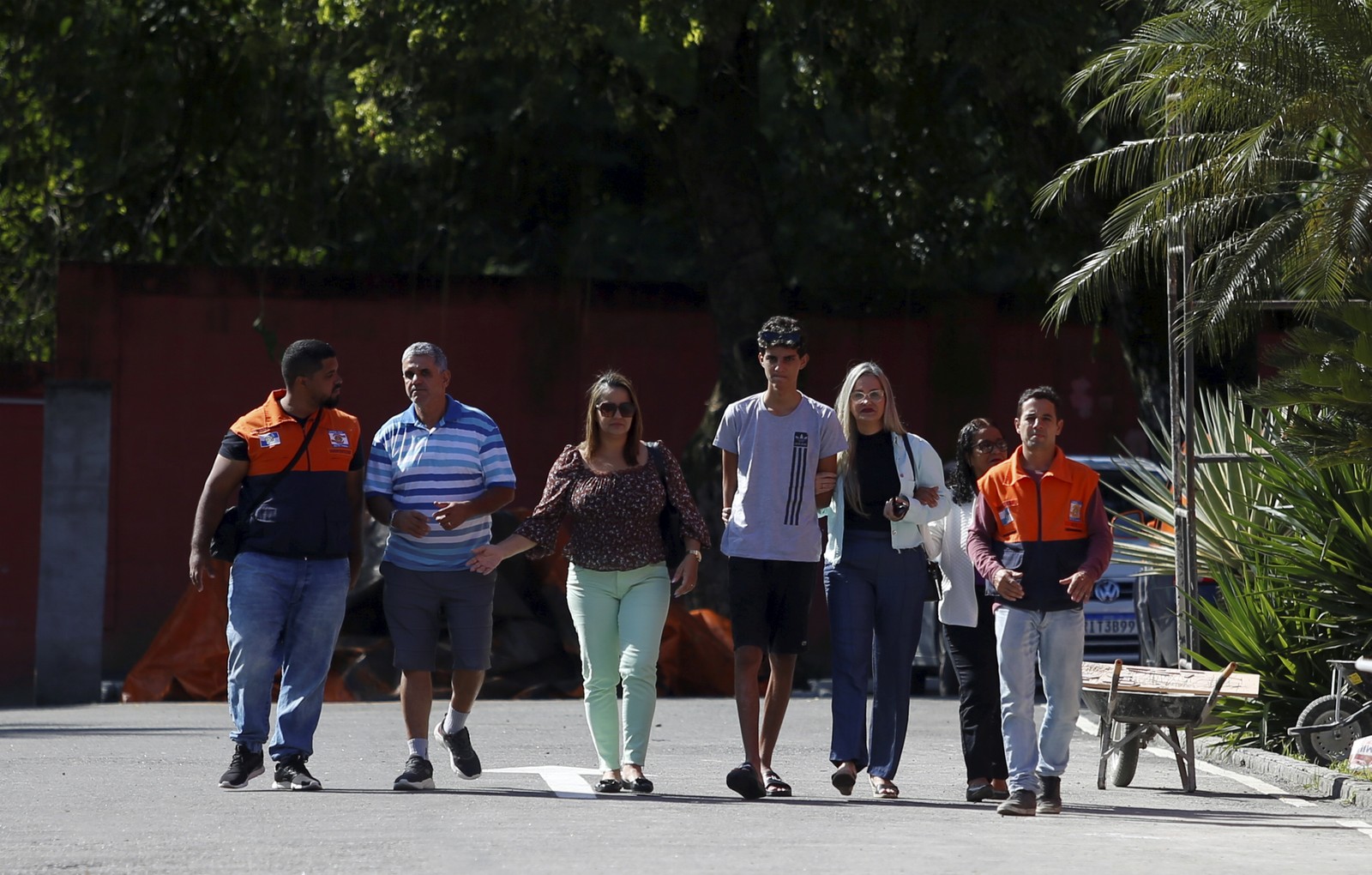 Christhian e seus parentes chegam ao encontro com os socorristas do Corpo de Bombeiros. — Foto: Fabiano Rocha / Agência O Globo