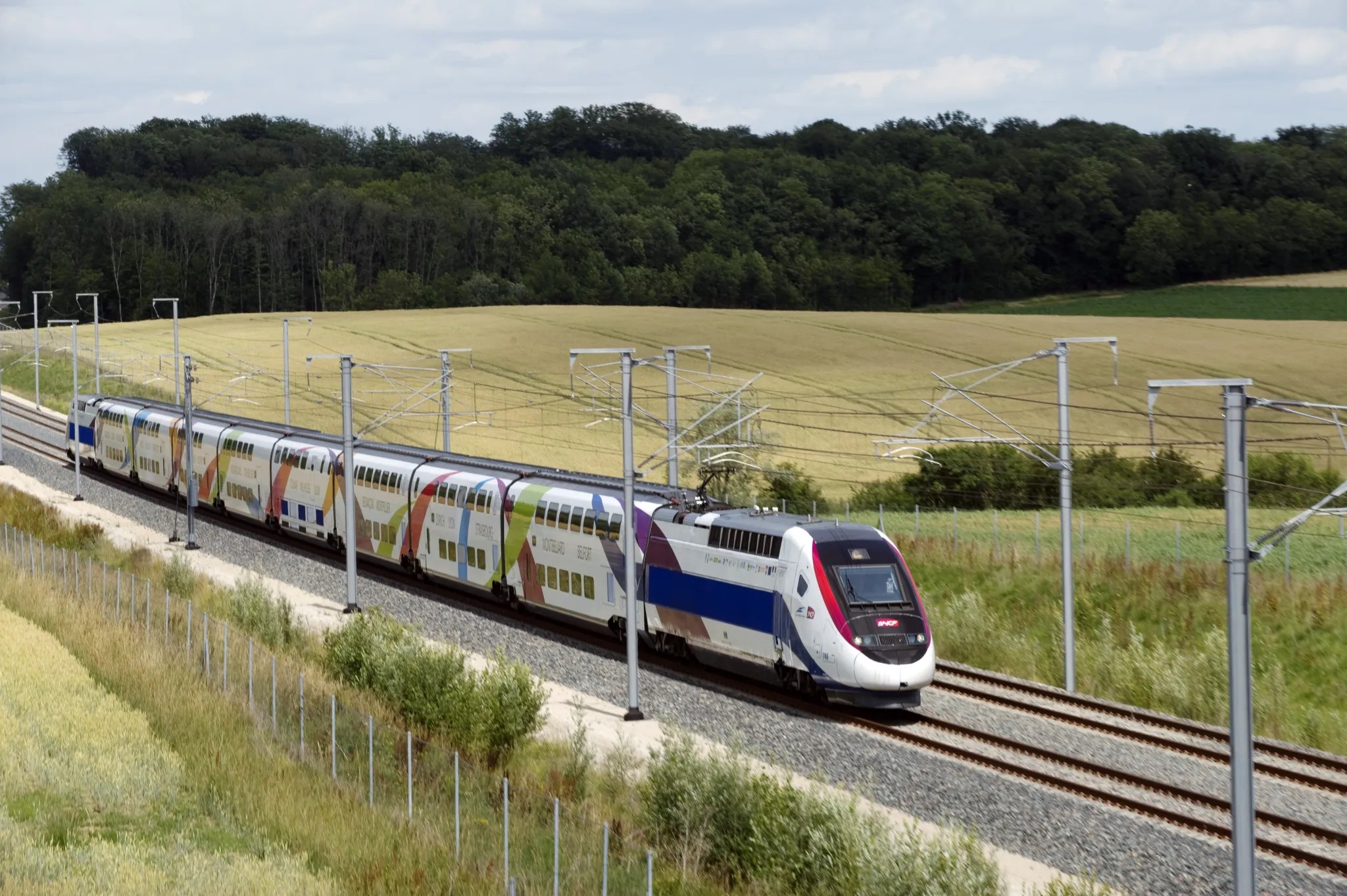Homem é preso após passageiros o terem visto criar vídeos explícitos e perturbadores de crianças com IA em trem na França - QTU Questões do Universo