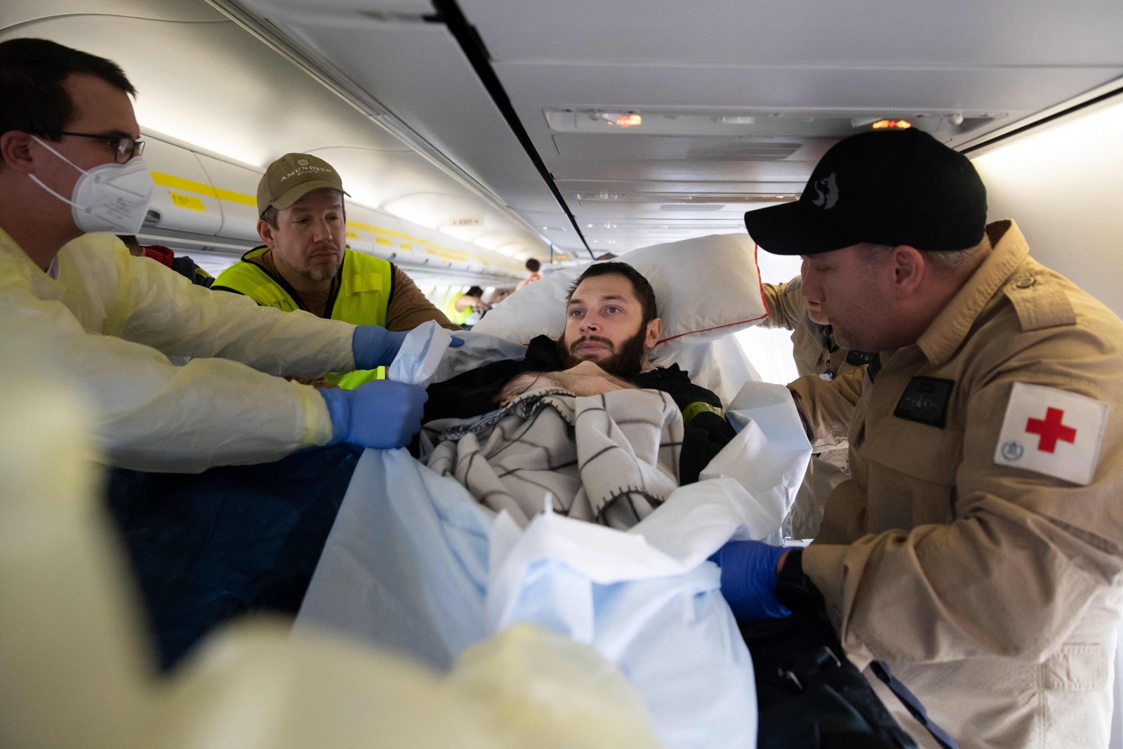 Soldado ucraniano ferido. Vladyslav Shakhov, sendo preparado para ser transferido a um hospital em Berlim, na Alemanha — Foto: Petter Berntsen/AFP