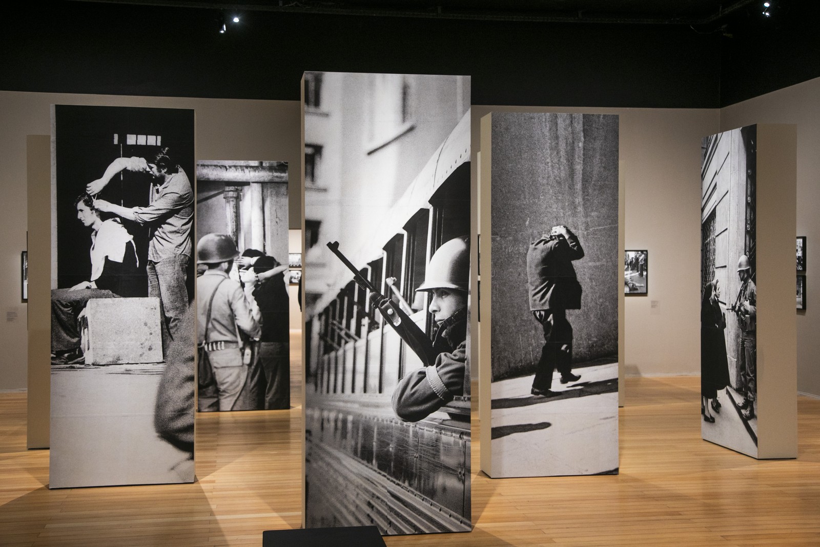 Totens com fotos de Evandro Teixeira durante os dias que passou no Chile, em 1973, registrando a brutalidade daquele tempo — Foto: Guito Moreto/Agência O Globo