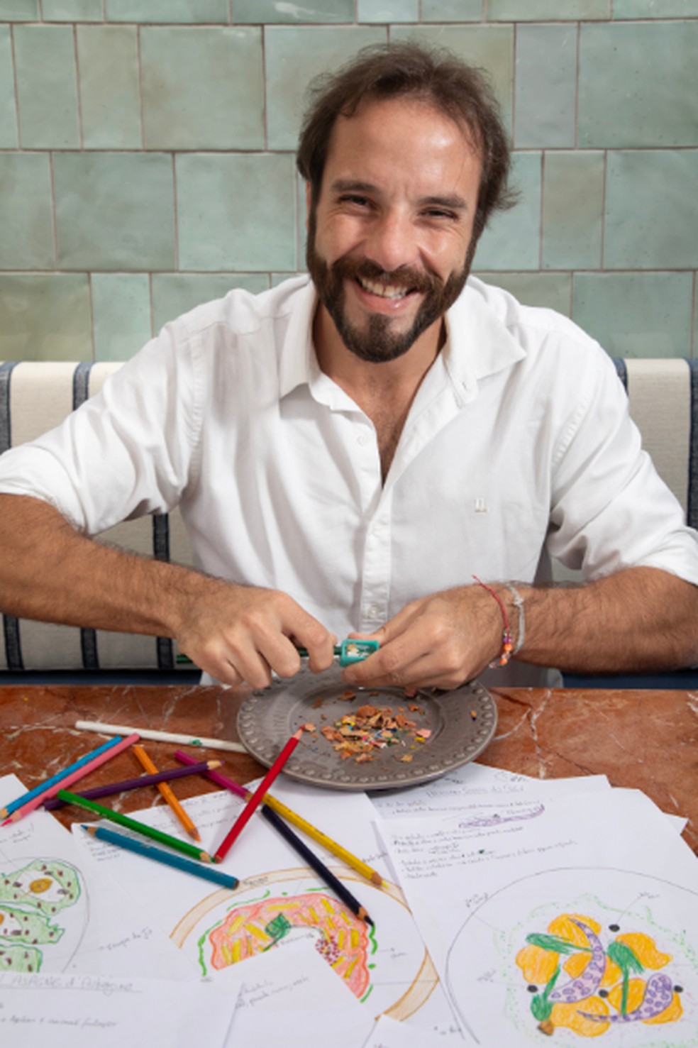Cardápio foi elaborado com desenhos do chef; abaixo, profiteroles — Foto: Ana Branco / Agencia O Globo