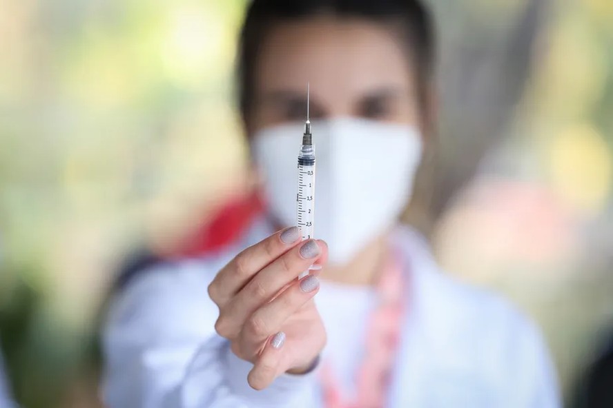 Vacina para doença está disponível no Sistema Único de Saúde (SUS)
