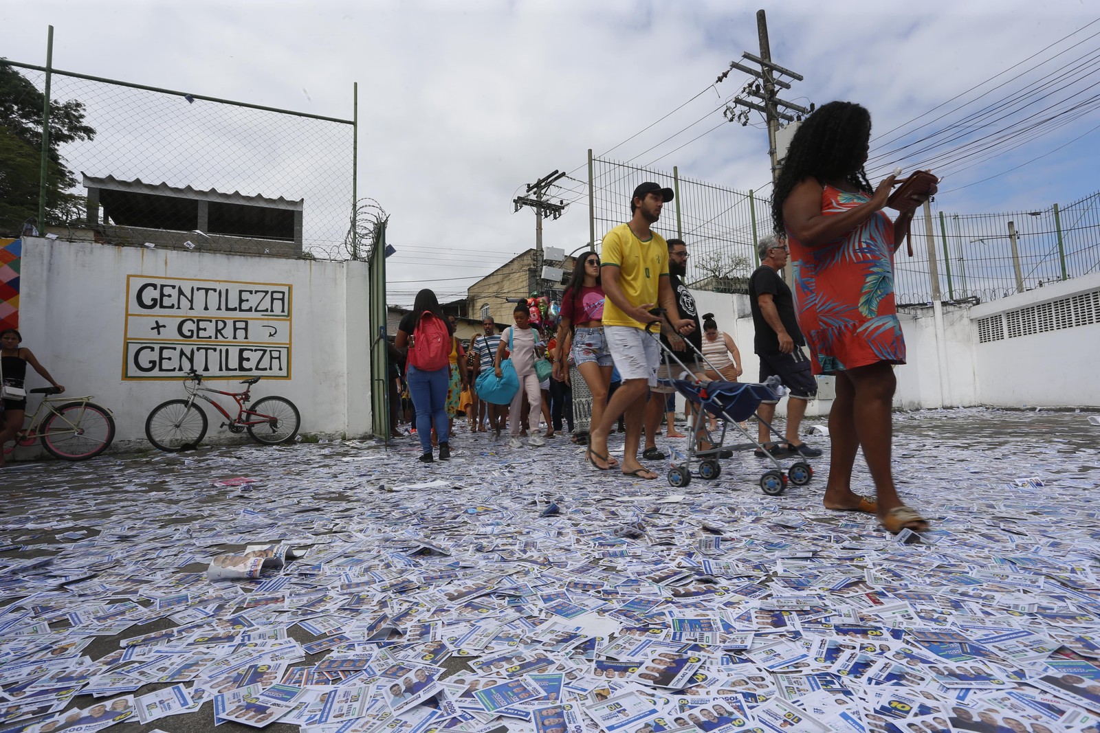 Muitos santinhos pelo chão nos arredores do Colégio Estadual Presidente Kennedy, zona eleitoral em Belford Roxo, neste domingo (6) — Foto: Fabiano Rocha / Agência O Globo