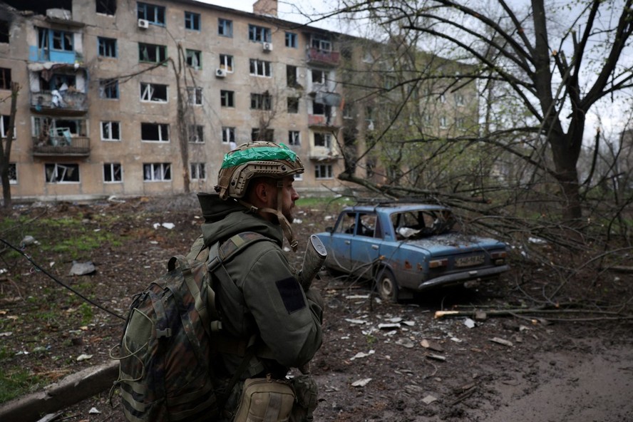 Militar ucraniano caminha por área destruída em Bakhmut, na Ucrânia