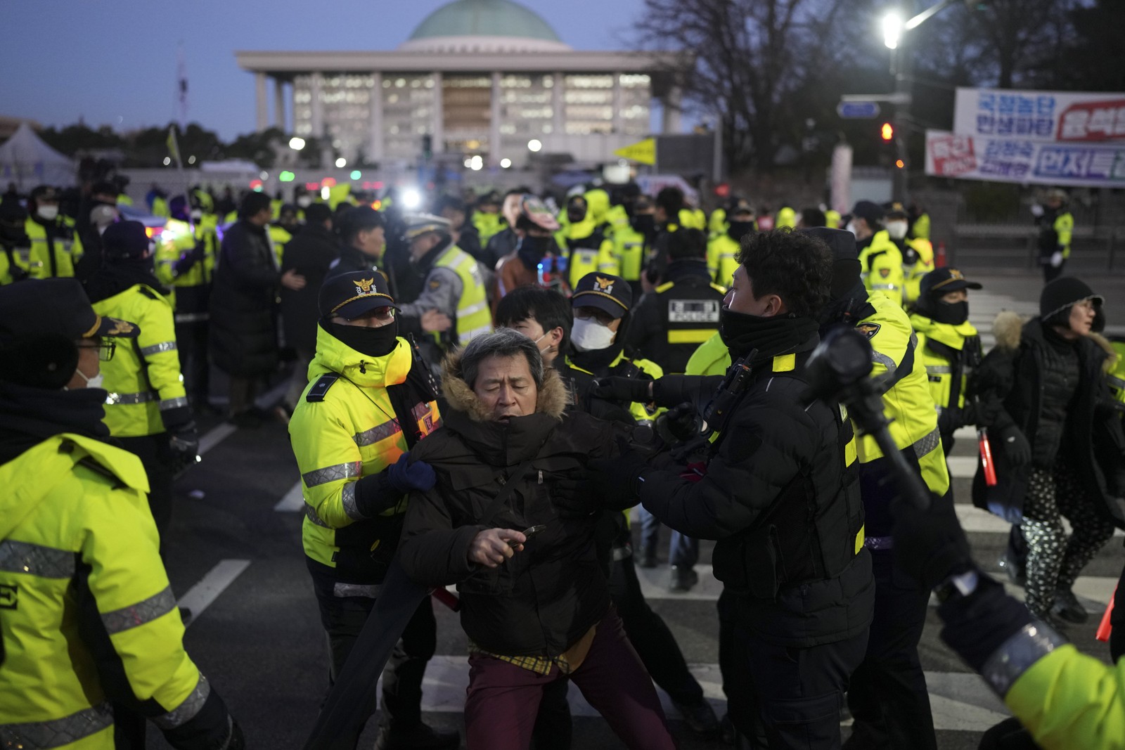 Conflito entre policiais e manifestantes perto da Assembleia Nacional, em Seul, após Yoon Suk-yeol revogar a lei marcial sob pressão política e popular — Foto: Chang W. Lee/The New York Times