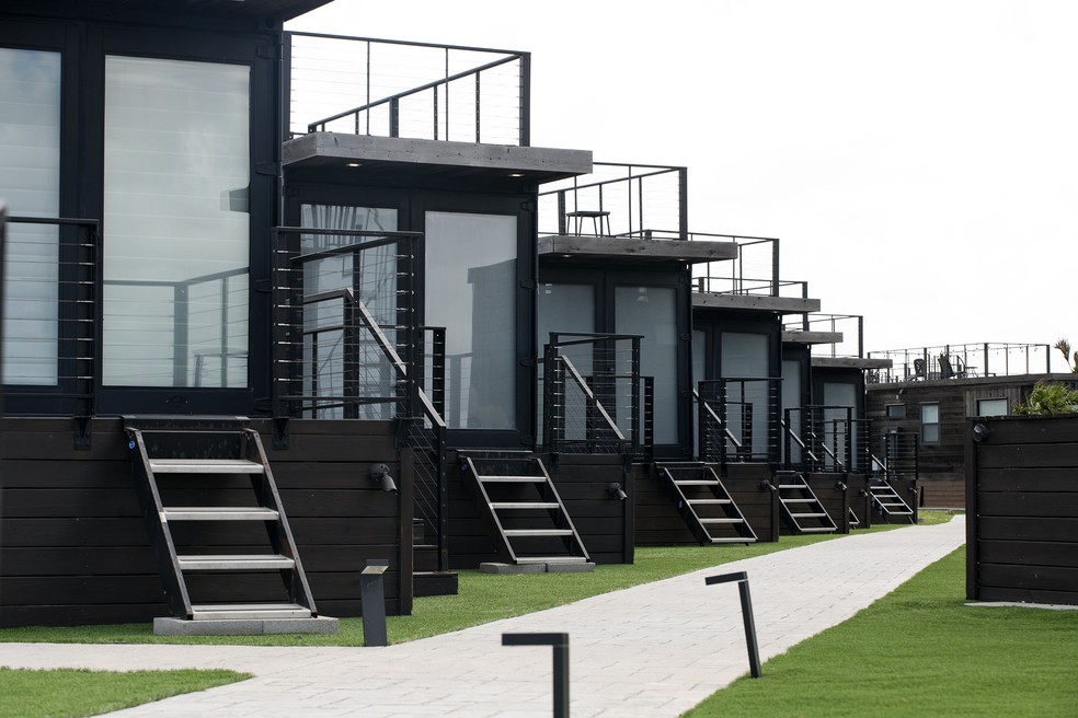 Casas do condado de Boca Chica, onde está a sede da SpaceX no Texas, possui as cores predominantes da SpaceX — Foto: Mark Felix / Bloomberg