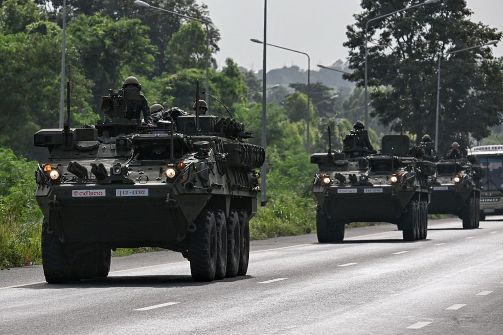 Soldados do Exército Real da Tailândia em veículos blindados em Chachoengsao, em 24 de julho de 2025, durante escalada do conflito com o Camboja — Foto: Lillian Suwanrumpha / AFP