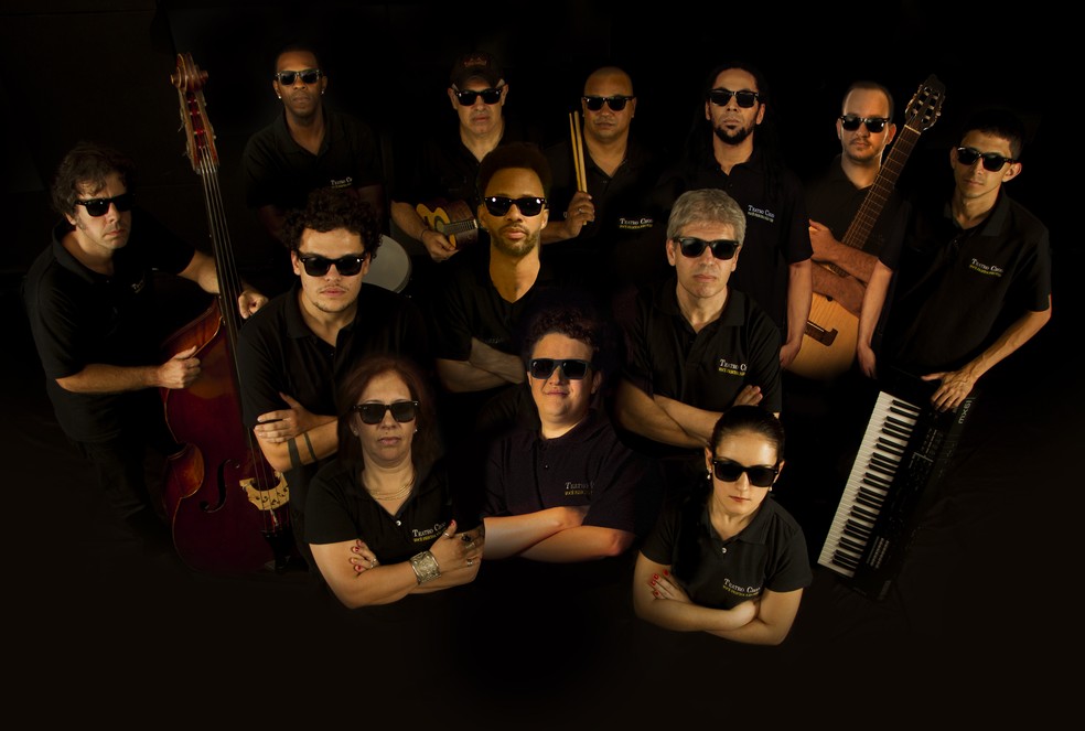Elenco e banda de "Acorda, amor" — Foto: Divulgação/Festival de Teatro Cego
