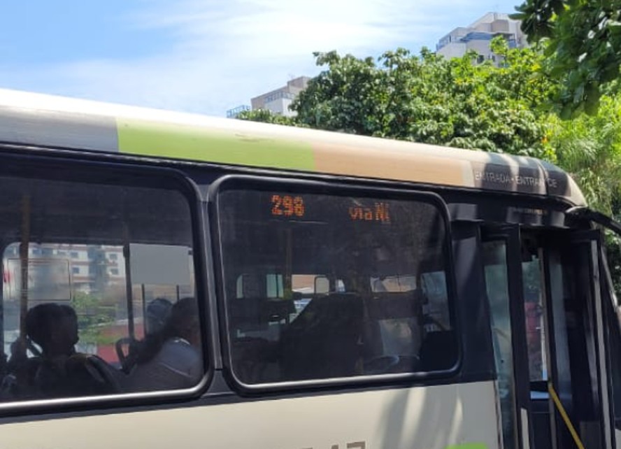 Ônibus que circula na zona Norte da cidade é flagrado sem ar-condicionado e com janelas lacradas