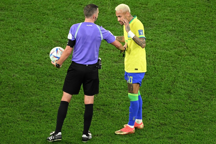 Conheça o árbitro inglês que apitará Croácia x Brasil, pela Copa