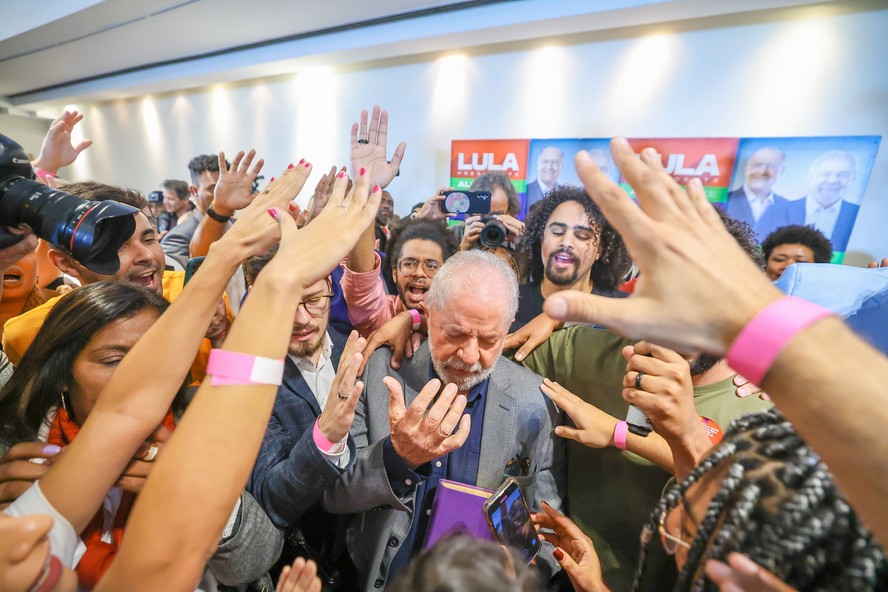Lula em evento com evangélicos em São Paulo, durante a campanha eleitoral. Pesquisa mostra distanciamento do petista com esse segmento