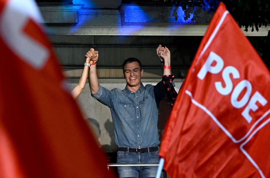 Pedro Sánchez, líder do PSOE, comemora resultado eleitoral neste domingo.