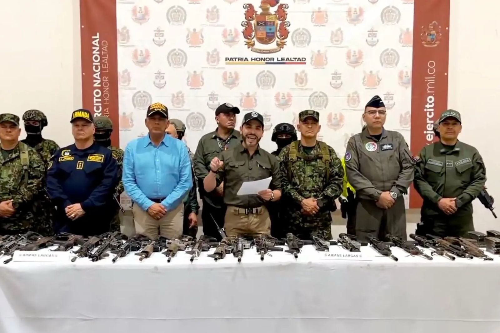 Presidente da Colômbia posa ao lado de cadáveres, e especialistas citam nova era de ‘glorificação da violência’ - Foto