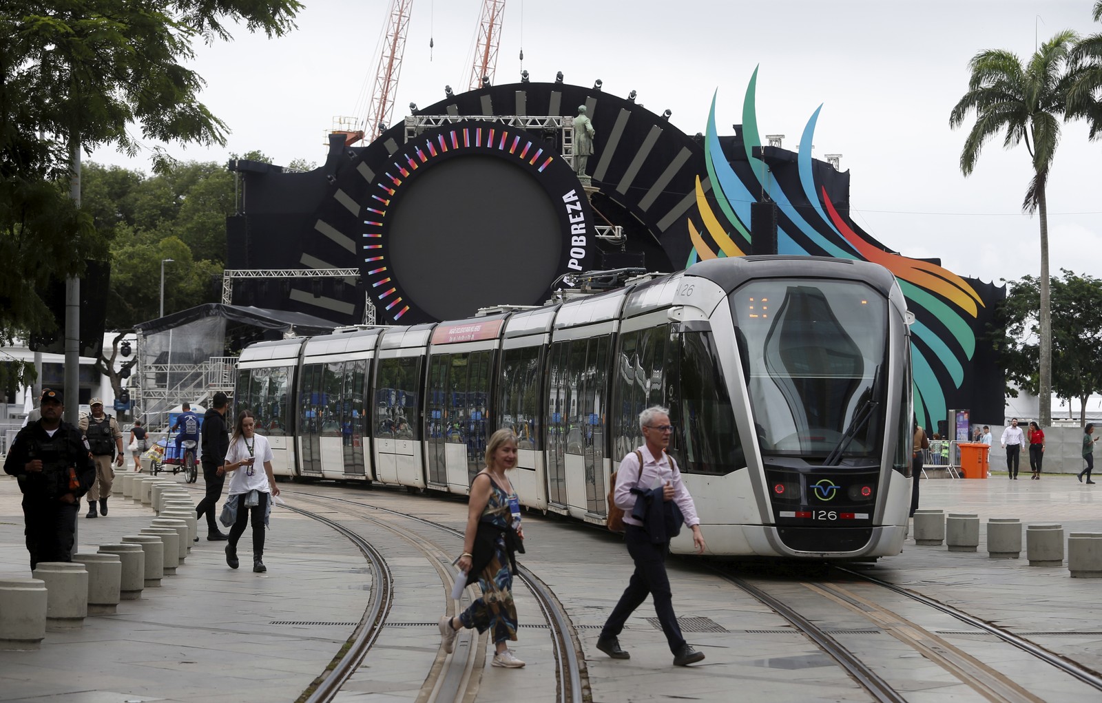 A movimentação na Praça Mauá durante G20 Social — Foto: Fabiano Rocha / Agência O Globo