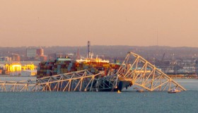 Megaoperação vai retirar hoje navio que bateu em ponte de Baltimore, após dois meses de bloqueio marítimo