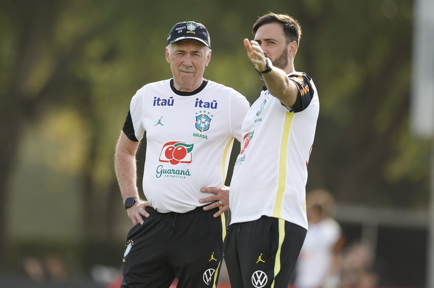 O técnico Carlo Ancelotti ao lado de seu filho e auxiliar Davide no treino da seleção brasileira antes do amistoso contra a França