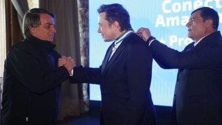 Musk recebe uma medalha de honra concedida pelo presidente Bolsonaro e pelo ministro da Defesa, Paulo Sérgio Nogueira de Oliveira — Foto: Reprodução / Twitter