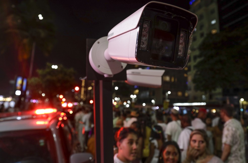 Câmera de reconhecimento facial na barreira da PM na esquina com Avenida Princesa Isabel — Foto: GABRIEL DE PAIVA
