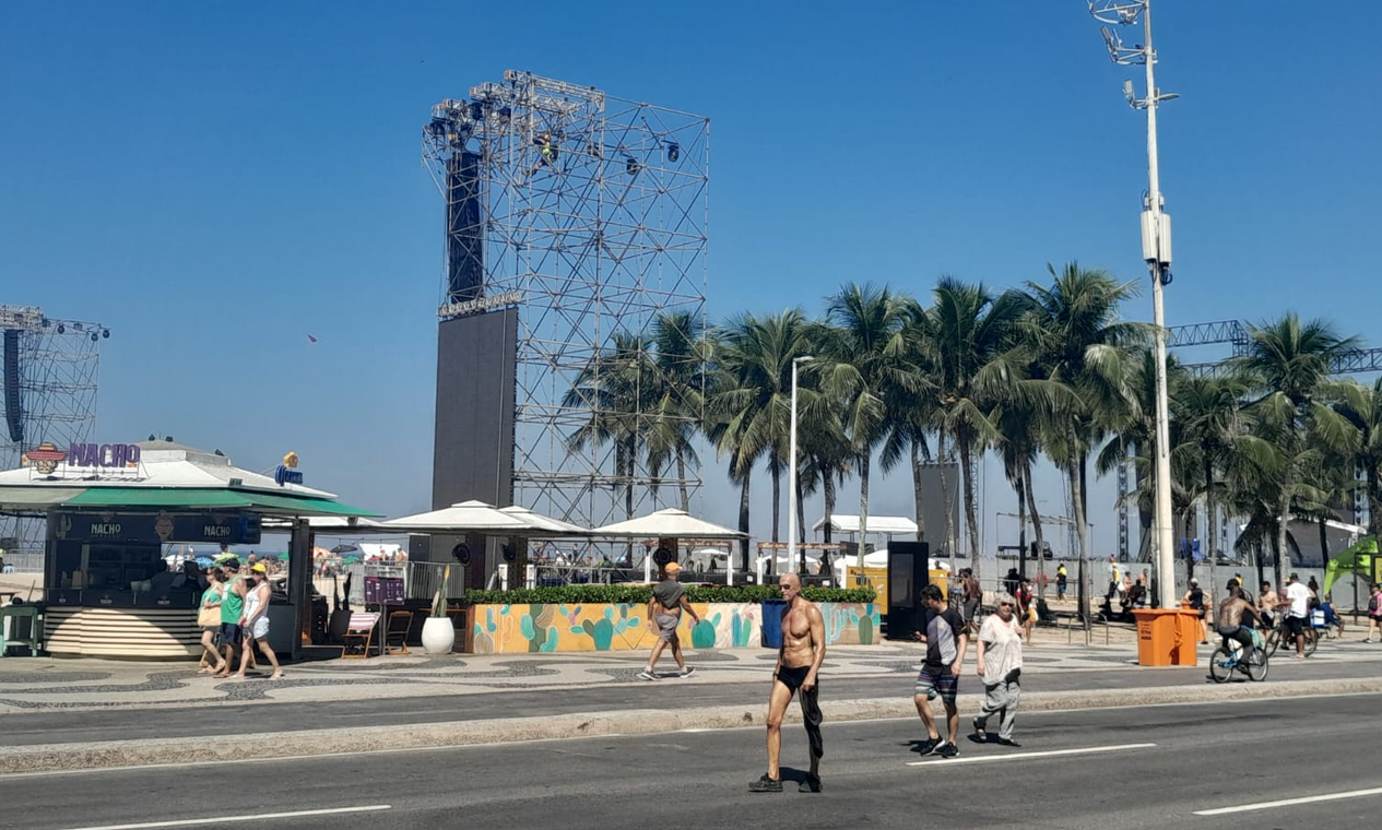 Preços na orla de Copacabana sobem mais que no réveillon e reservas em quiosques chegam a custar R$ 4 mil 