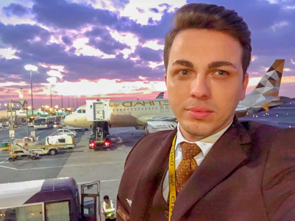 Brasileiro Lucas Ramos enquanto comissário da Etihad — Foto: Reprodução