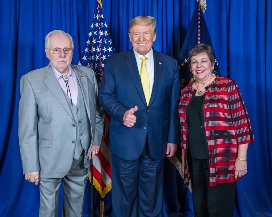 O milionário John Rumpel, à esquerda, ao lado do ex-presidente dos EUA, Donald Trump, e sua esposa Barbara