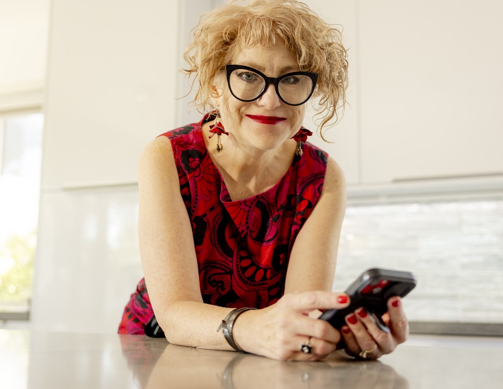 Tracy Fetter, artista plástica e comediante de stand-up: seu avatar na plataforma de anúncios do TikTok se chama Lucy — Foto: Cayce Clifford/The New York Times