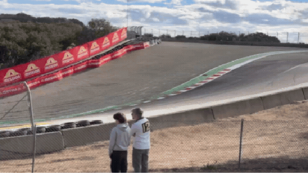 Vídeo mostra momento em que Porsche sai da pista — Foto: Reprodução | Instagram