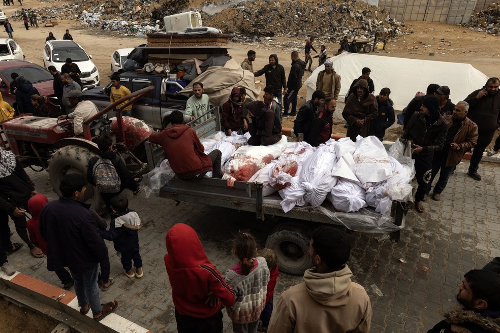 Corpos de vítimas de bombardeios israelenses chegam ao Hospital Indonésio em Beit Lahia, no norte de Gaza — Foto: Saher Alghorra/The New York Times