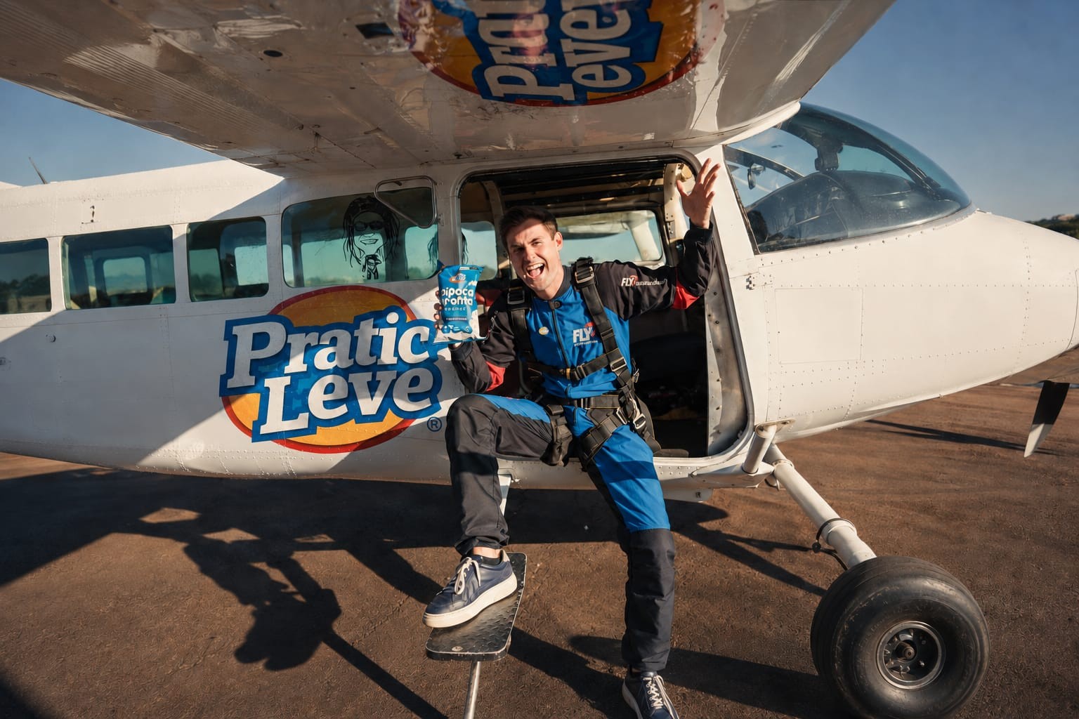 Rezende leva publicidade a outro nível em ação da Pratic Leve nos céus - QTU Questões do Universo