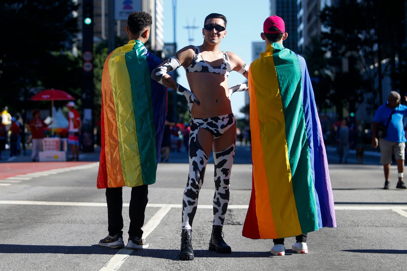 Foliões participam da 27ª Parada do Orgulho Gay em São Paulo, Brasil — Foto: Miguel SCHINCARIOL / AFP