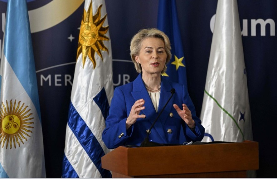 A Presidente da Comissão Europeia, Ursula von der Leyen, faz um discurso durante a LXV Cúpula do Mercosul em Montevidéu. O Mercosul e a União Europeia concluíram as 'negociações para um acordo de livre comércio