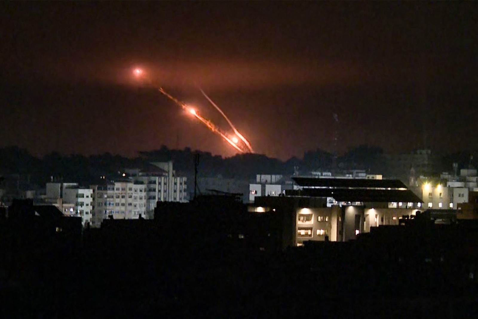 O país, contudo, se recusou a dizer se esta noite marca o início da ofensiva terrestre em Gaza — Foto: Yousef Hassouna / AFP