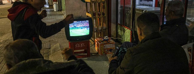 Palestinos comemoram ao gol que deu a classificação a Marrocos — Foto: SAID KHATIB/AFP