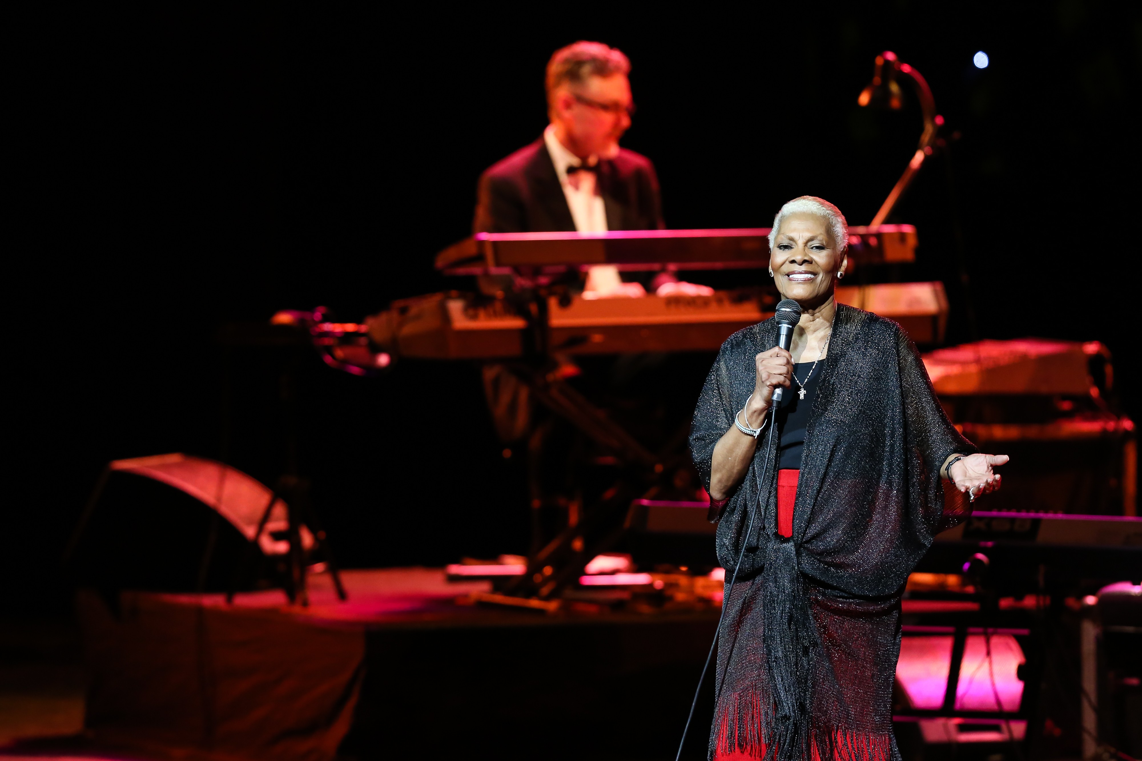 Com disco de duetos para ser lançado, Dionne Warwick volta ao Brasil para mais uma turnê de despedida