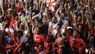 Torcida da Viradouro: a vermelho e branco de Niterói está na briga pelo título de campeão do carnaval carioca — Foto: Guito Moreto